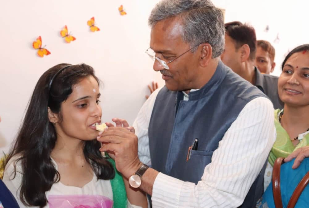 Cbse 12 result 2019 Cm trivendra singh rawat gave blessings to topper Gaurangi chawla