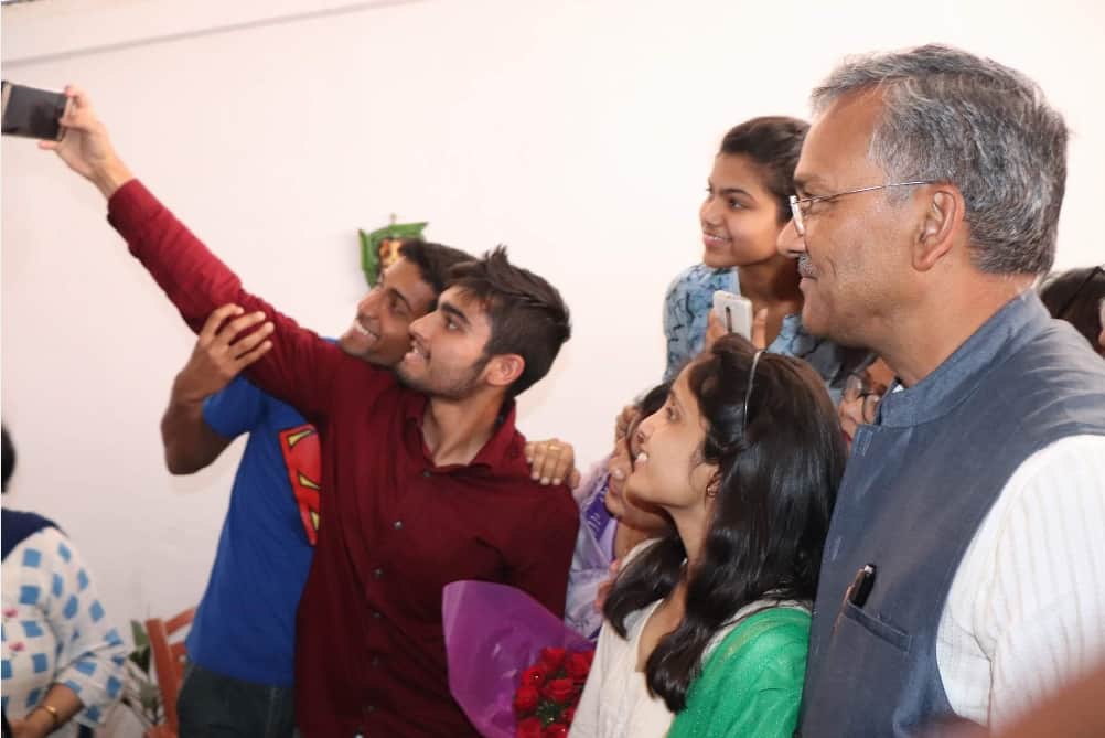 Cbse 12 result 2019 Cm trivendra singh rawat gave blessings to topper Gaurangi chawla