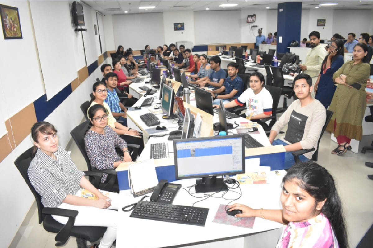 Amar Ujala honored the 12th toppers of CBSE in Meerut, see photos
