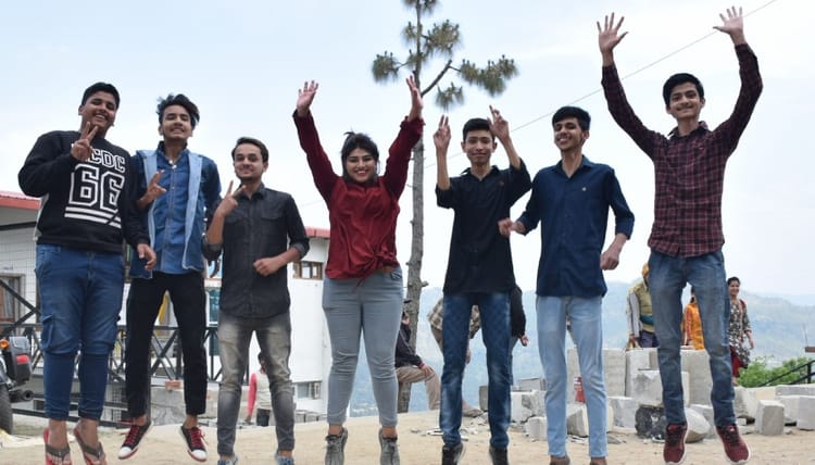 98.6 अंकों के साथ एपीएस रानीखेत की छात्रा देविका ने किया जिला टॉप ...