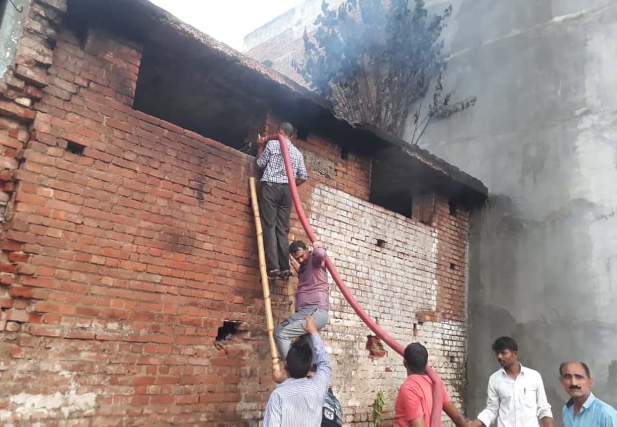 three shops caught fire in mahoba