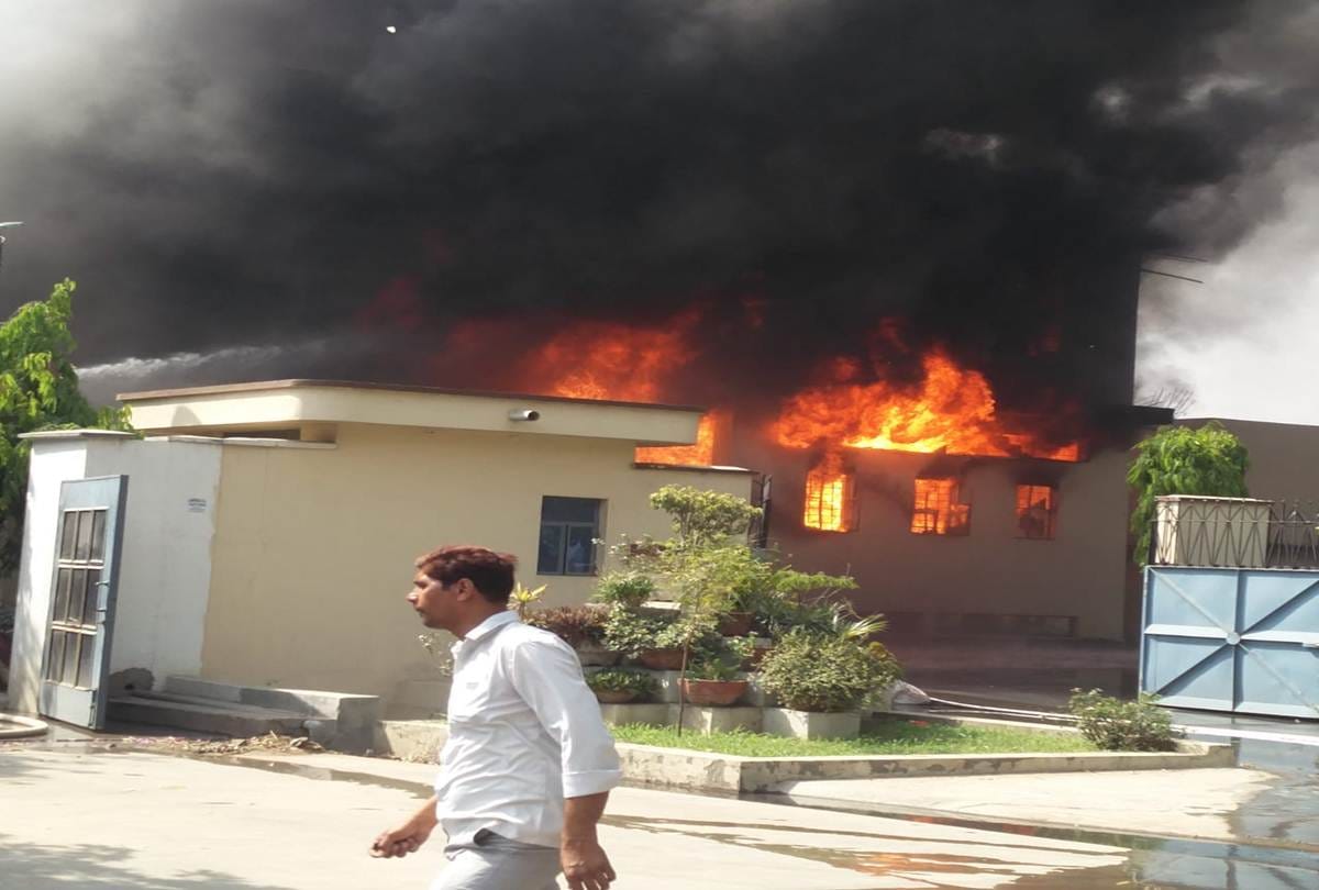 horrific fire in Ghaziabad's chemical factory, see frightening pictures