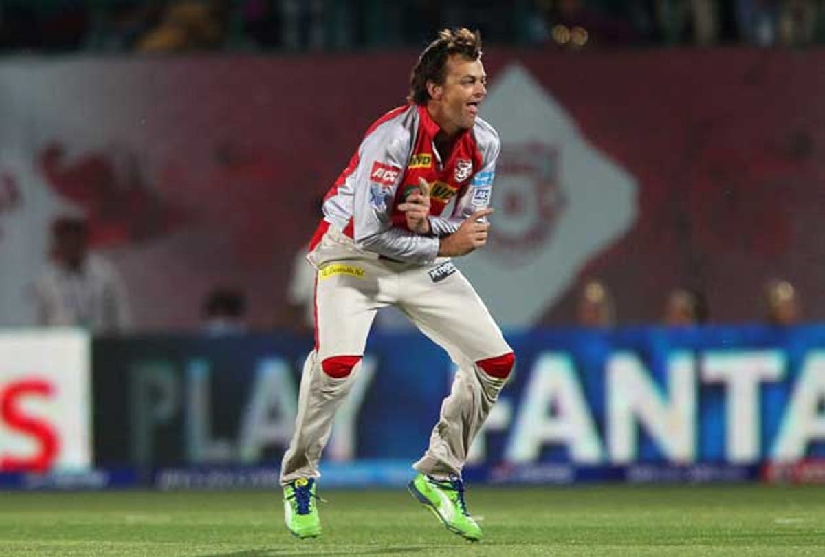 5 destructive batsman who have taken wickets in ipl history