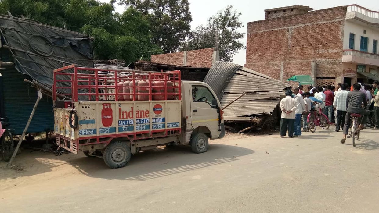 हादसे में चाय विक्रेता पिता-पुत्र समेत तीन घायल