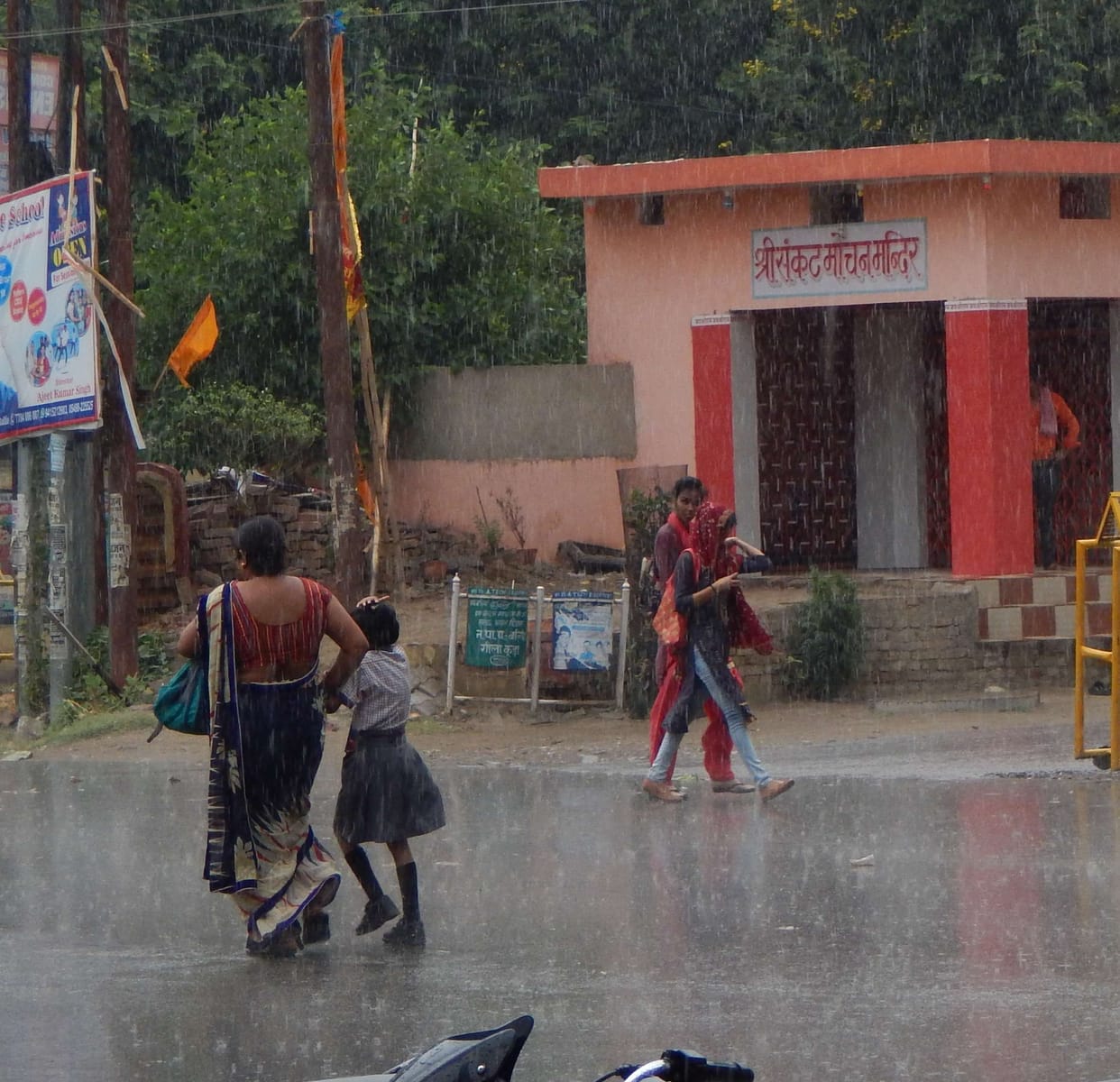 बलिया में हुई झमाझम बारिश, गर्मी के मौसम में लोगों को मिली राहत