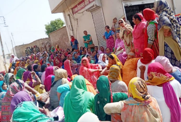 Anganwadi workers protest at Sunil Jakhar's village