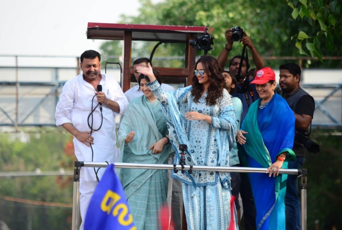 lok sabha election 2019 : sonakshi sinha and dimple yadav joins poonam sinha in road show at lucknow