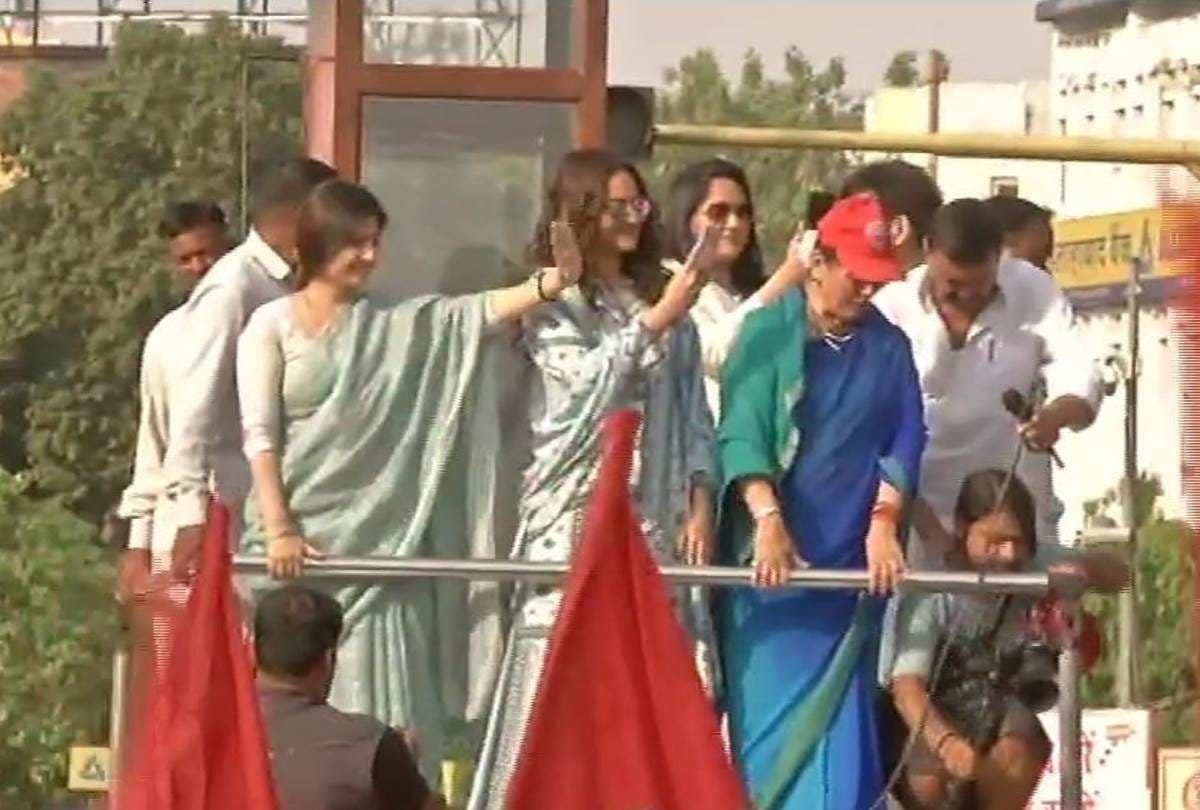 lok sabha election 2019 : sonakshi sinha and dimple yadav joins poonam sinha in road show at lucknow