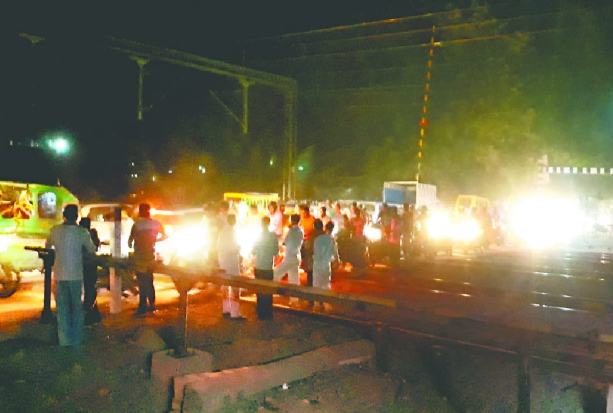 gate could not be closed on railway crossing for intercity due to jam