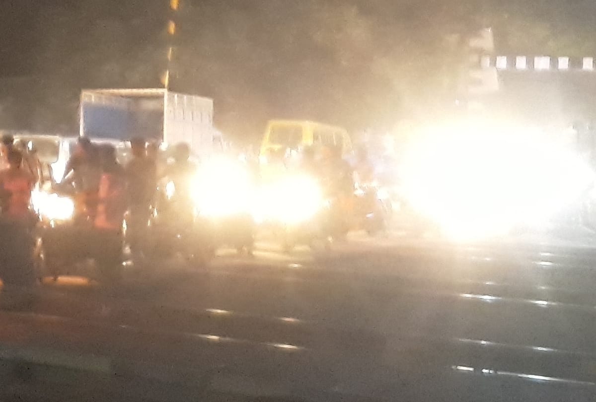 gate could not be closed on railway crossing for intercity due to jam