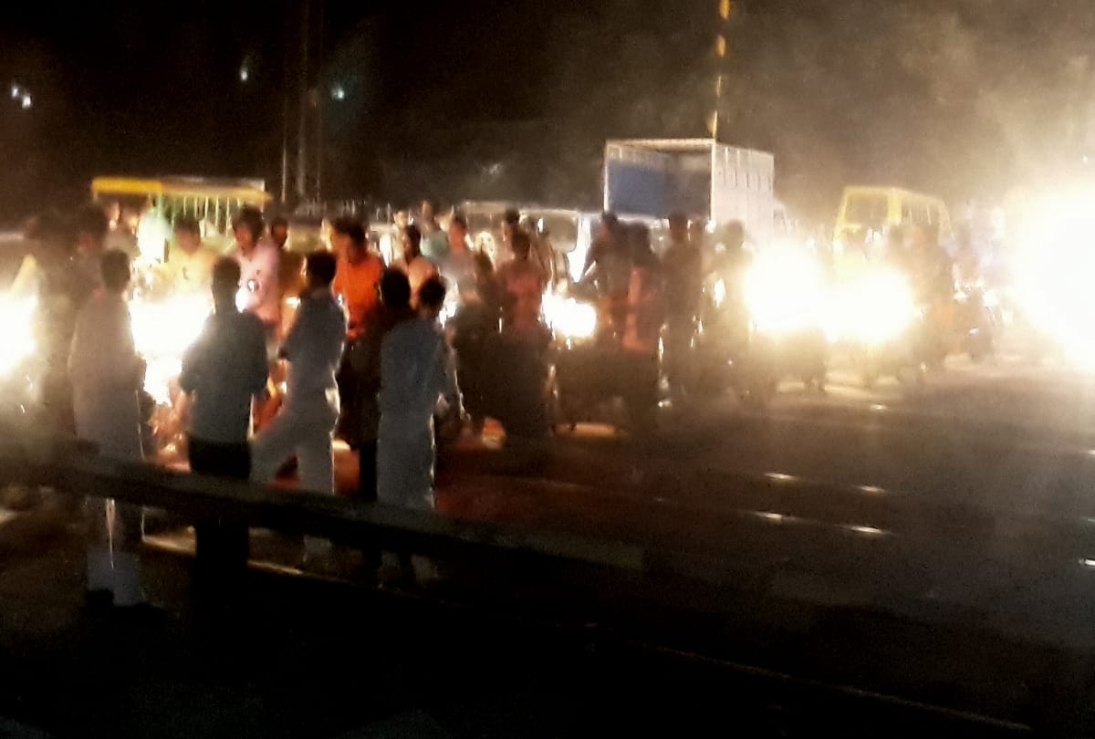 gate could not be closed on railway crossing for intercity due to jam