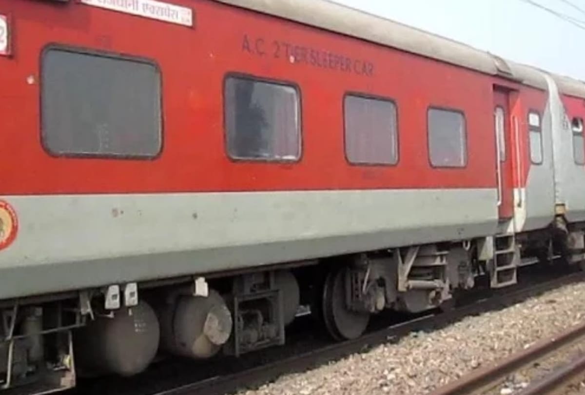 gate could not be closed on railway crossing for intercity due to jam