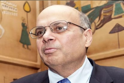 warren buffett berkshire hathway this indian ajit jain can become chief of company