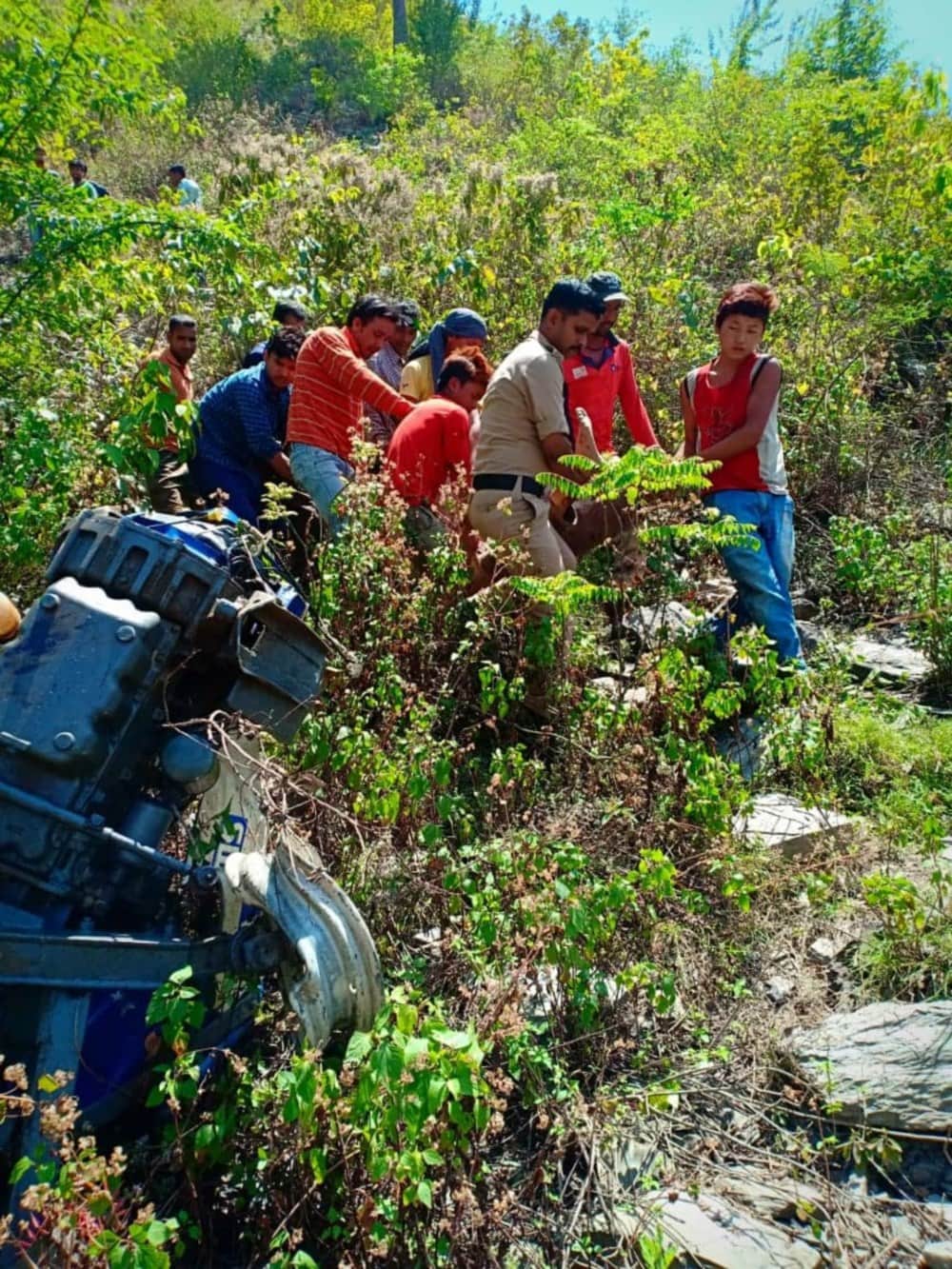 tractor trolley fell into gorge at pauri