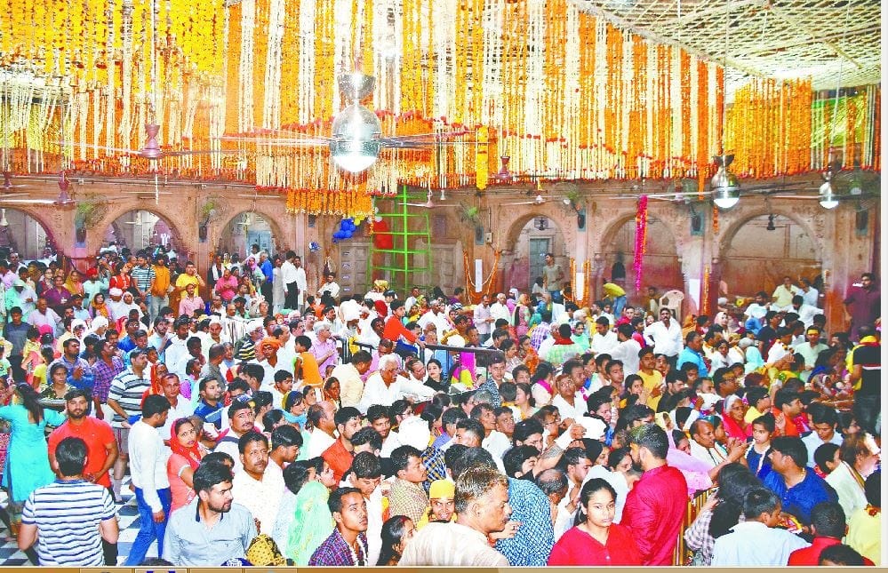 शनि अमावस्या पर बांकेबिहारी के जयघोष से गूंजा वृंदावन
