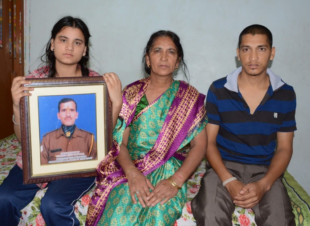 pulwama martyr mohan lal raturi wife get money draft from uttarakhand police