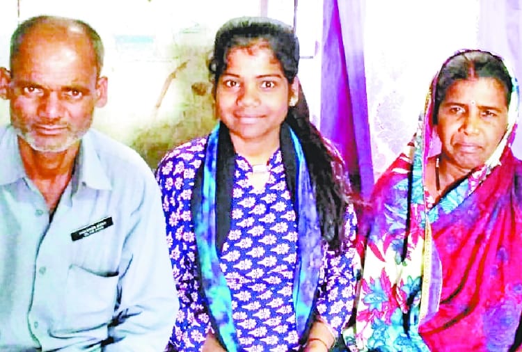 Daughter of auto rickshaw driver achieved 93.4 percent marks in 12th exam