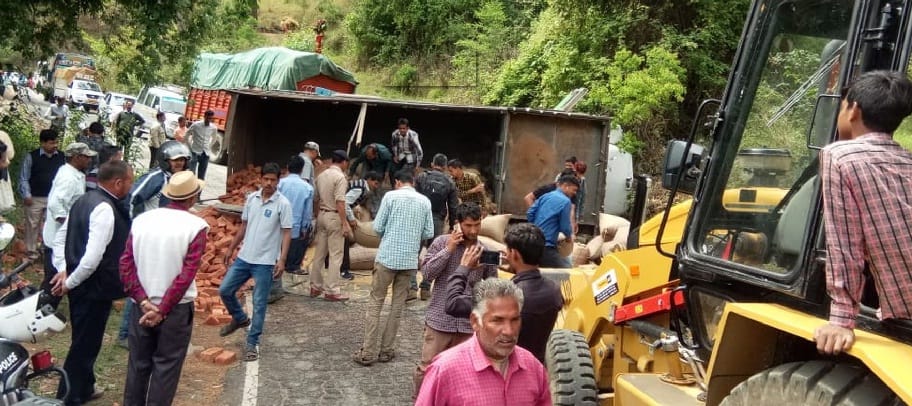 Truck repairs at Someshwar-Kausani route, take an hour