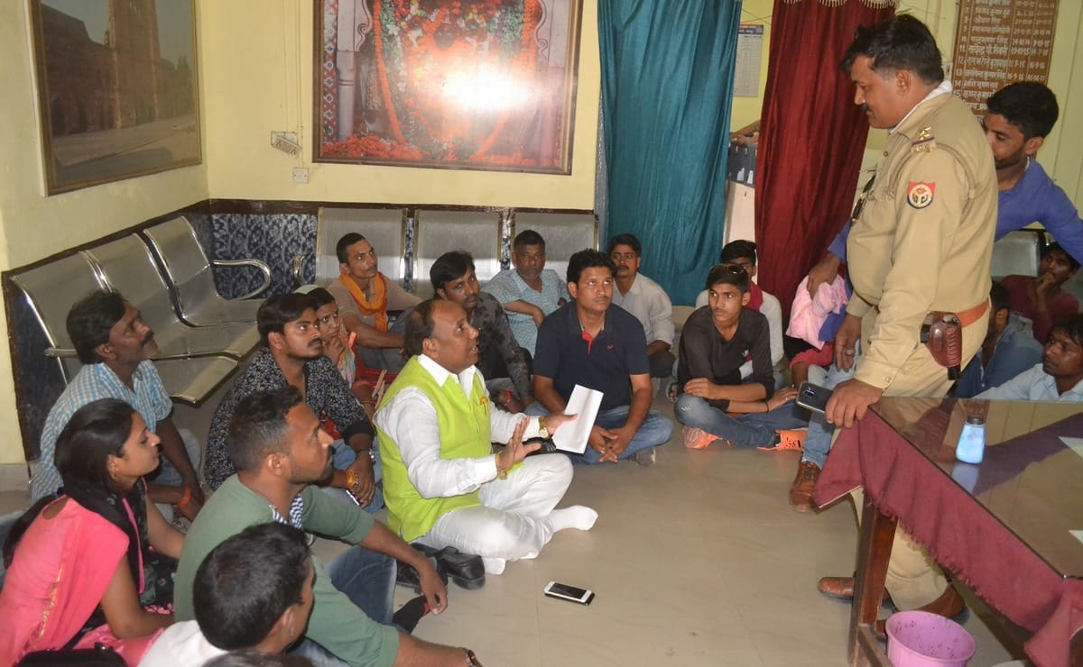 Candidate of jaunpur injured by 10 and protest against police loksabha election 2019