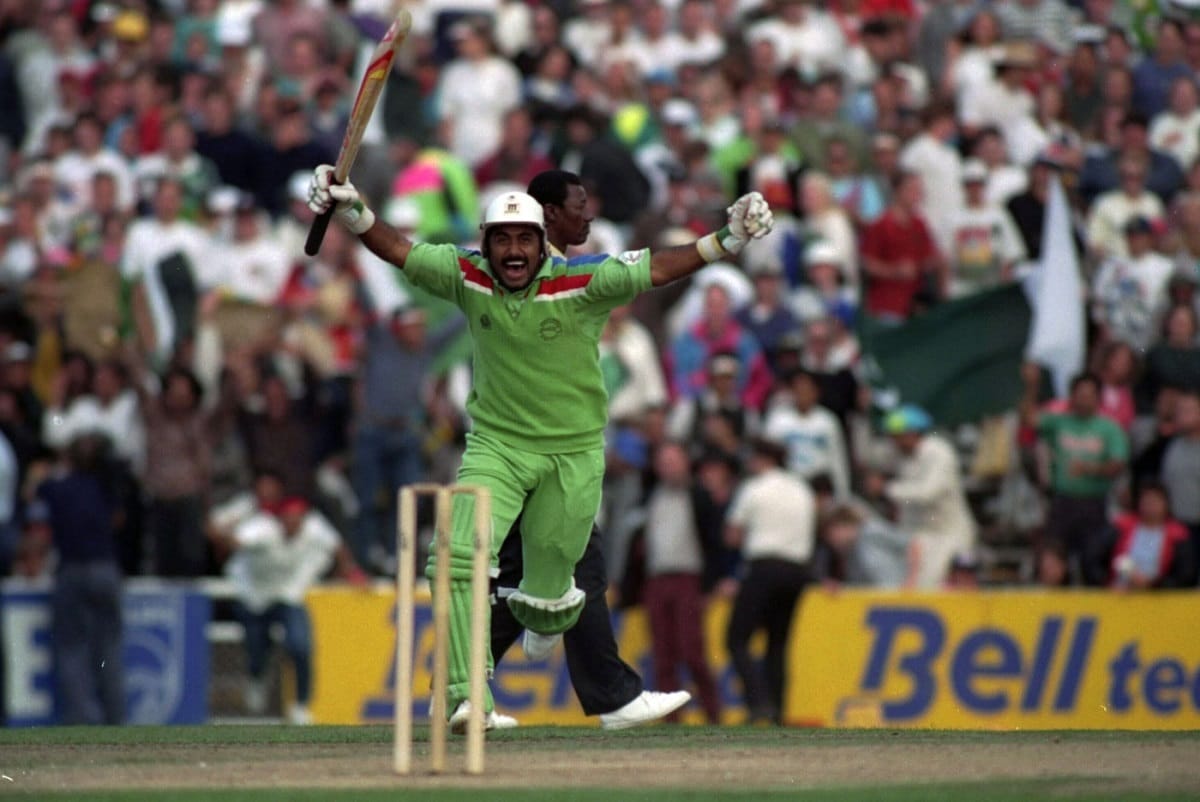 javed miandad jump like frog in front of kiran more in world cup 1992
