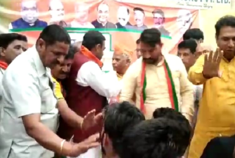 Lok sabha election 2019, Ratan Lal kataria run away when locals protest against him