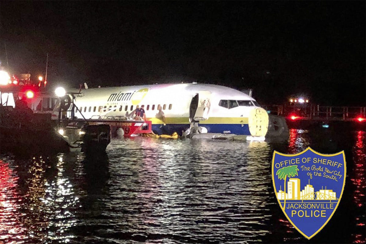 Boeing 737 goes into Florida river with 136 on board, no fatalities