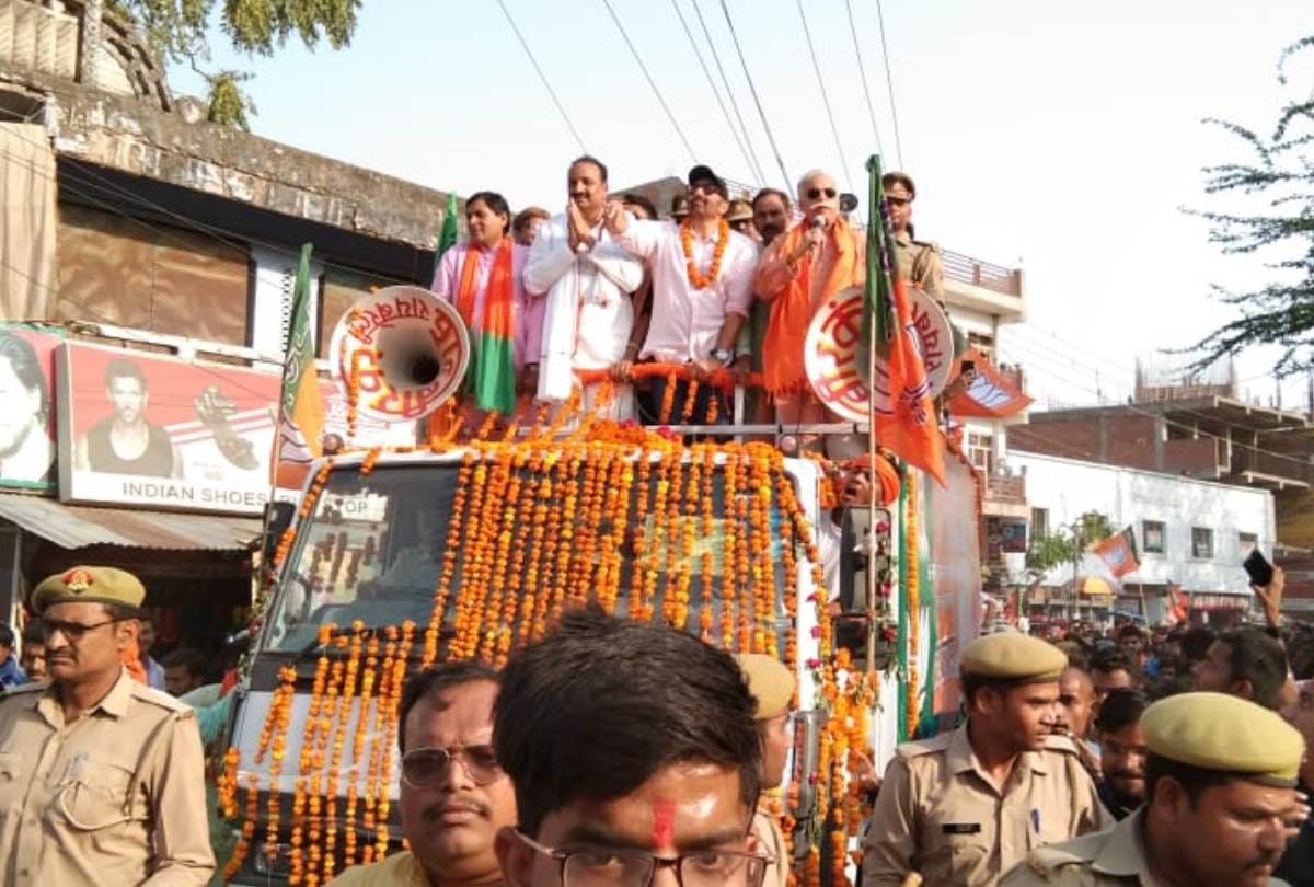lok sabha election 2019 : sunny deol road show in raebareli, people take selfie