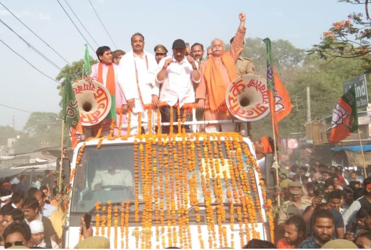 lok sabha election 2019 : sunny deol road show in raebareli, people take selfie