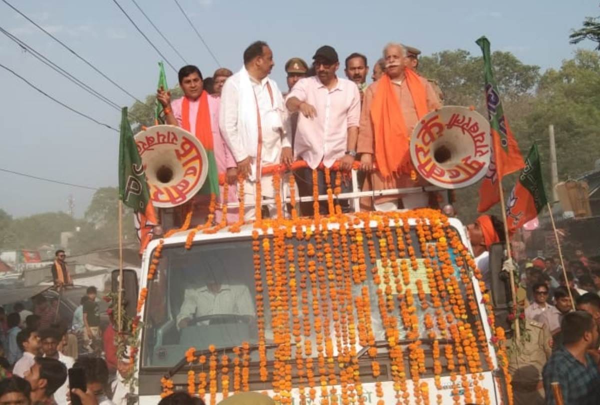 lok sabha election 2019 : sunny deol road show in raebareli, people take selfie