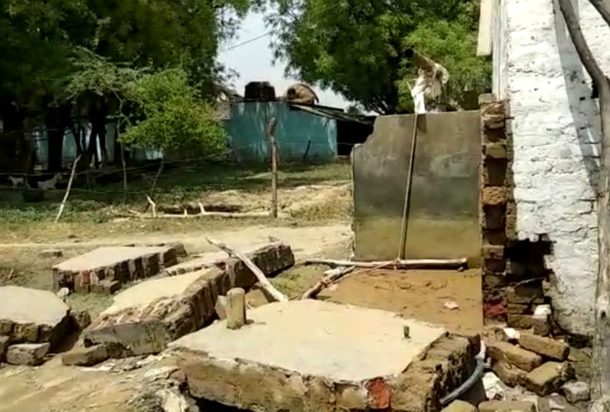 wall fall on four people bathing in tank one died in gurugram