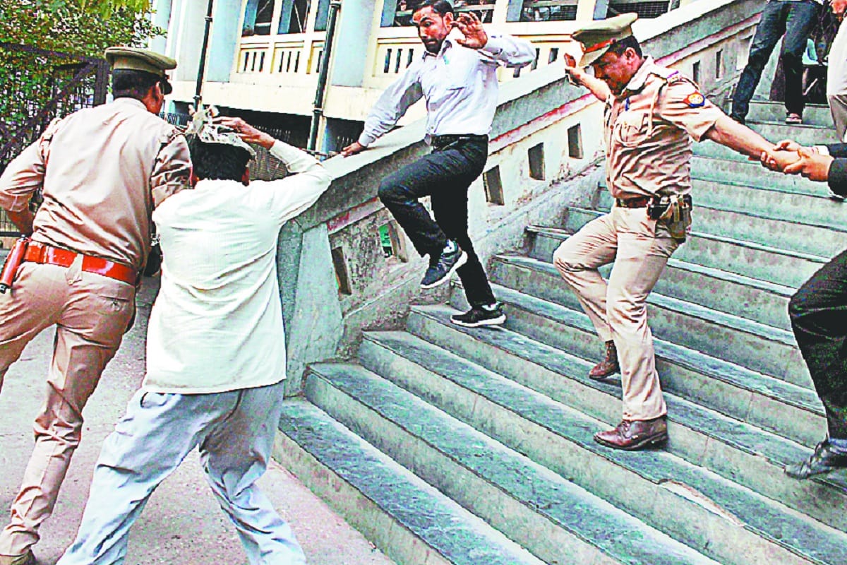 Meerut sexual assault case: Beaten of accused vimal chand by advocates and see photos