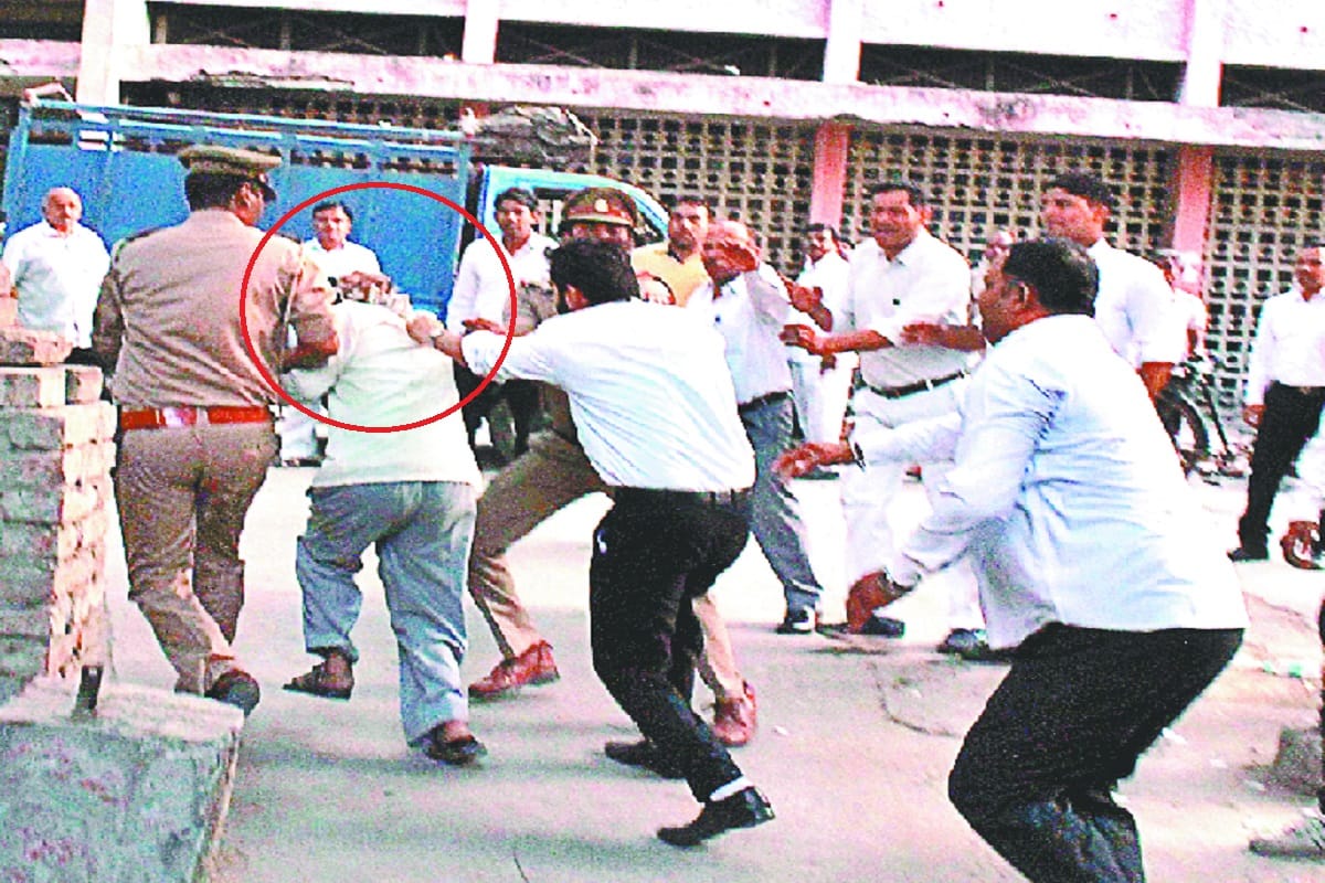 Meerut sexual assault case: Beaten of accused vimal chand by advocates and see photos
