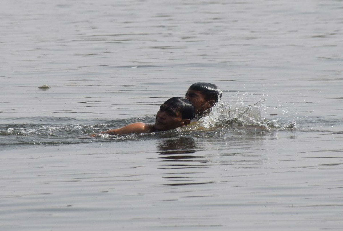 Mining mafia dug death pits in yamuna river agra