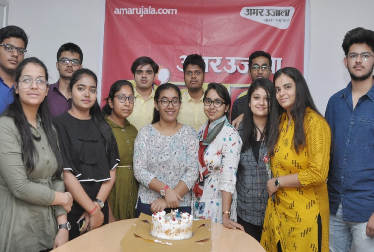 CBSE reached 12th topper Hansika Amar Ujala office