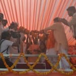 सीएम योगी का केराकत में स्वागत करते पार्टी के सदस्य