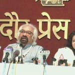मीडिया को संबोधित करते सैम पित्रोदा