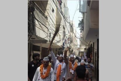 Lok sabha elections 2019: During election campaign in Delhi Politicians are troubled by neck pain