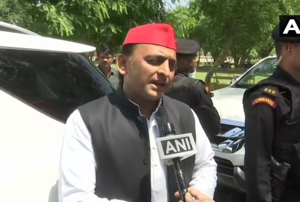 akhilesh yadav celebrate rakshabandhan with sisters
