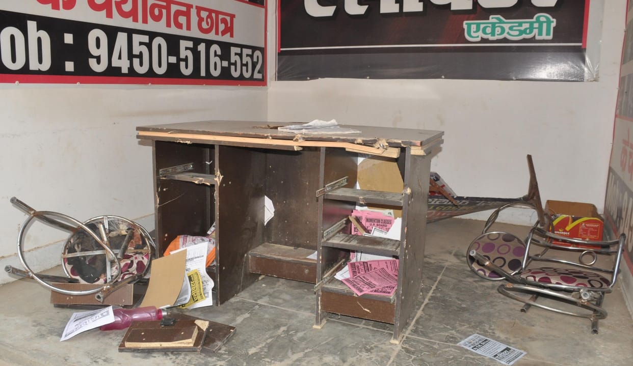 Prayagraj: enters coaching, ransacked, 30 thousand rupees looted