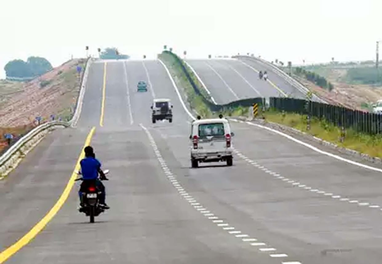 four delhi doctor injured in painful accident on expressway in Etawah