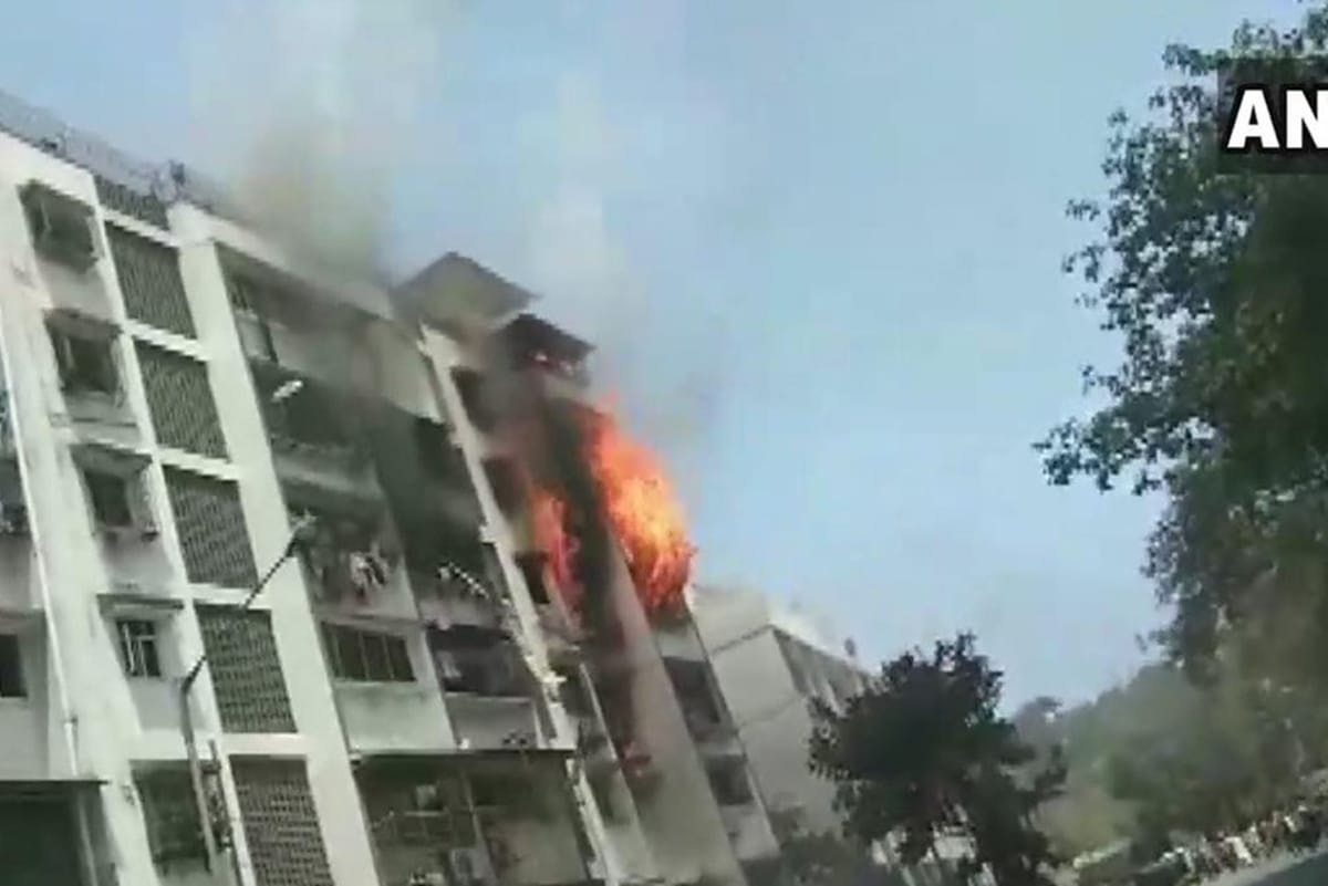 Fire broke out on 4th floor of Sarita Building, 5 fire tenders are present at spot 