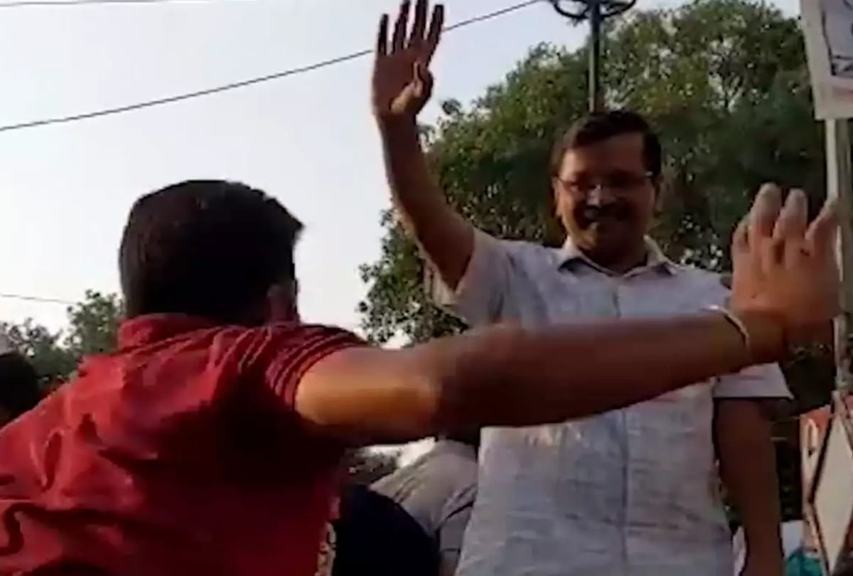 Lok sabha election 2019 many time people attack on CM Arvind kejriwal in road show