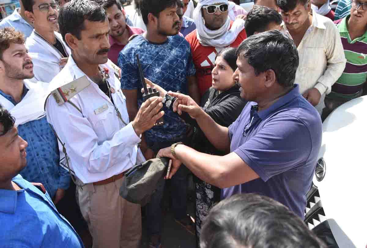 Prayagraj: A ruckus on the cutting of an invoice