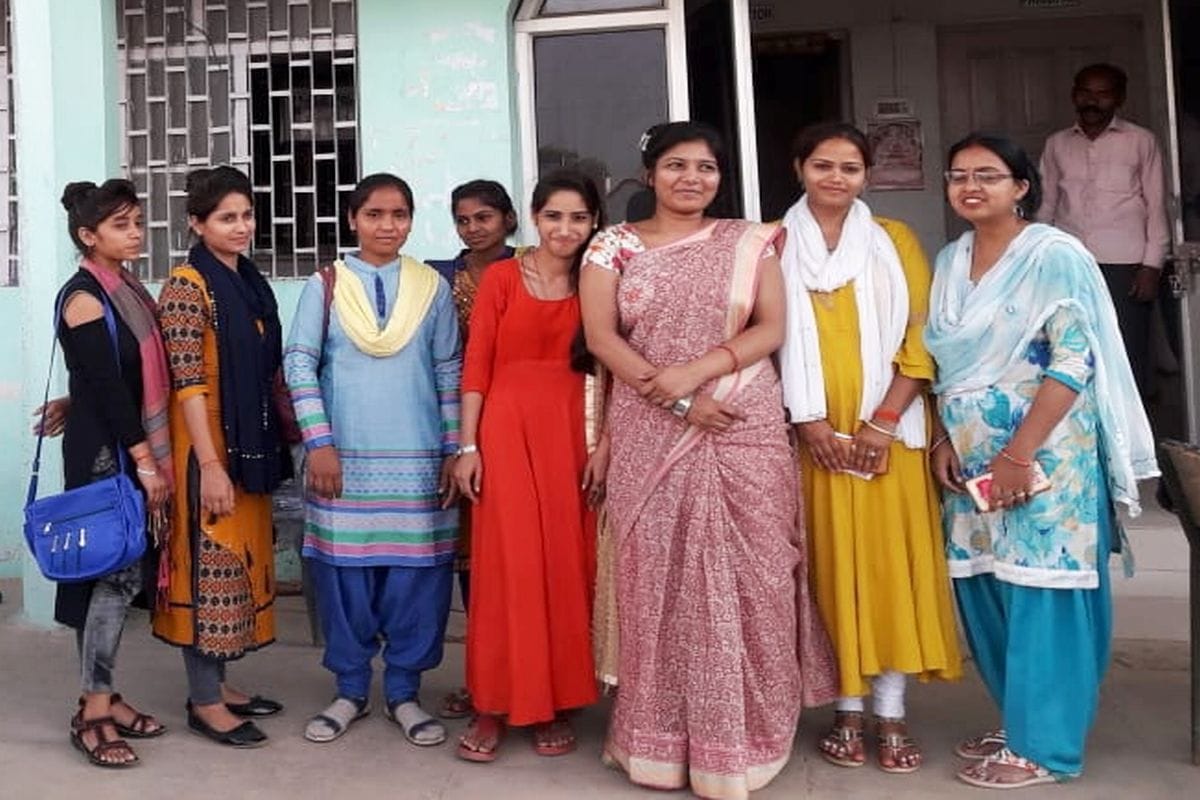 बैकफुट पर आई छात्राएं, कॉलेज प्रबंधन से मांगी मांफी