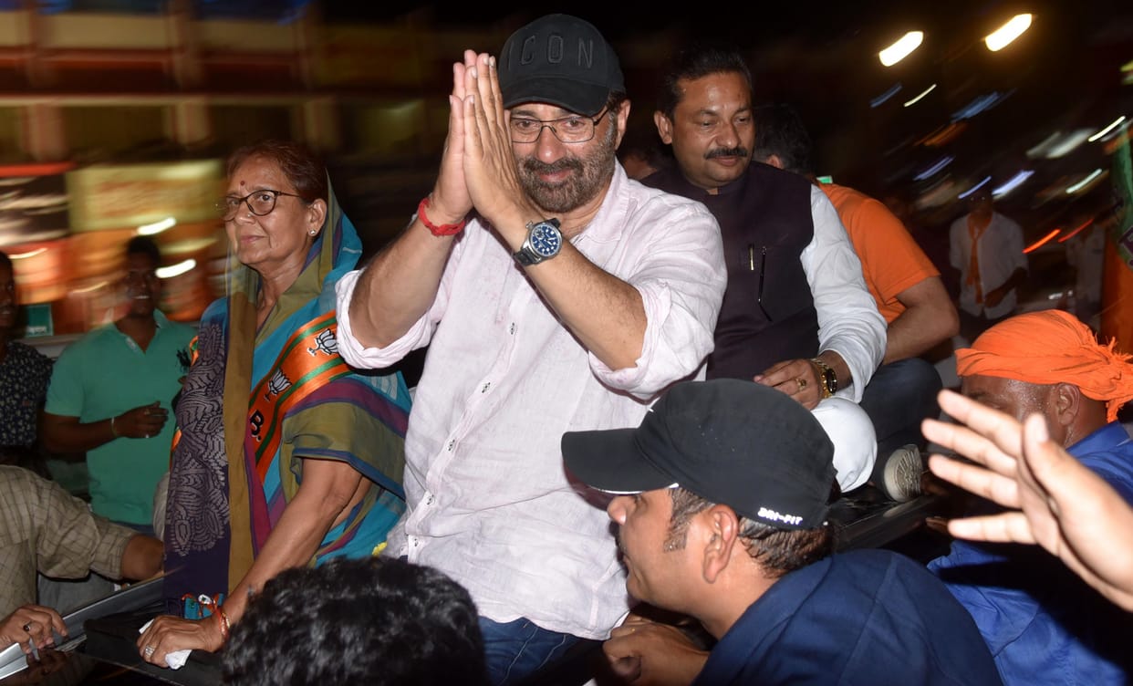 Prayagraj: Sunny Deol filled up in the election campaign, in road show