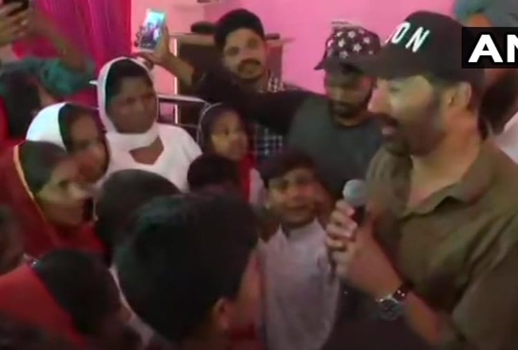 Lok Sabha Elections 2019, Gurdaspur Candidate Sunny Deol in Church for Election Campaign