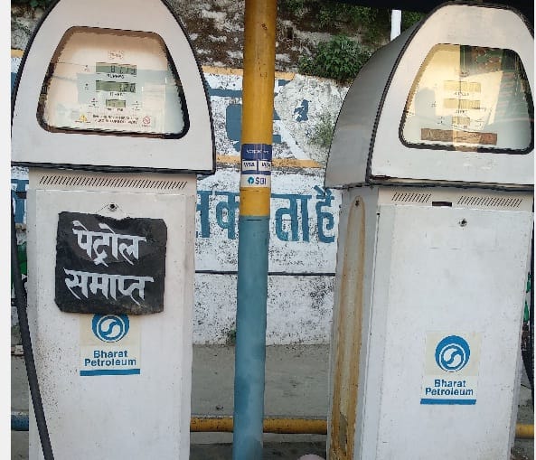 Gasoline pump dries, wheels of vehicles jammed