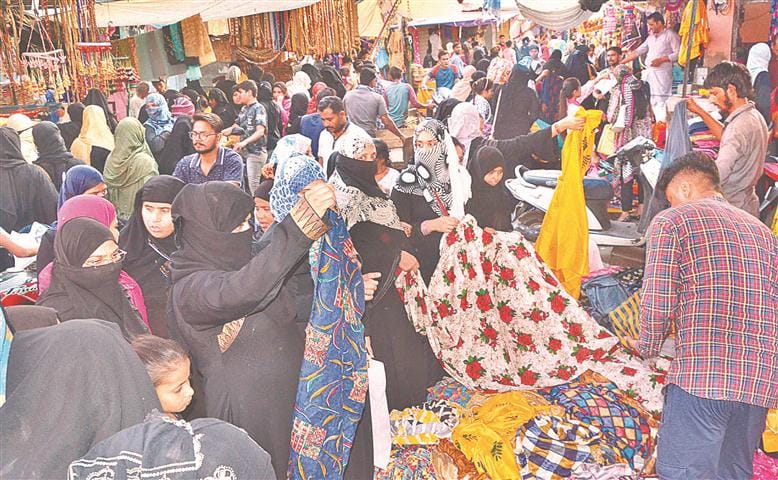 market has decorated before ramadan