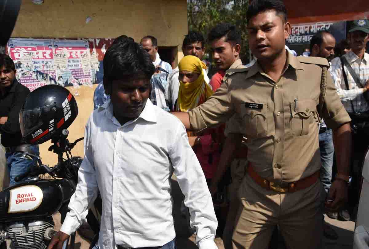 'How can a carriage of Hindu and a Muslim family, friends'