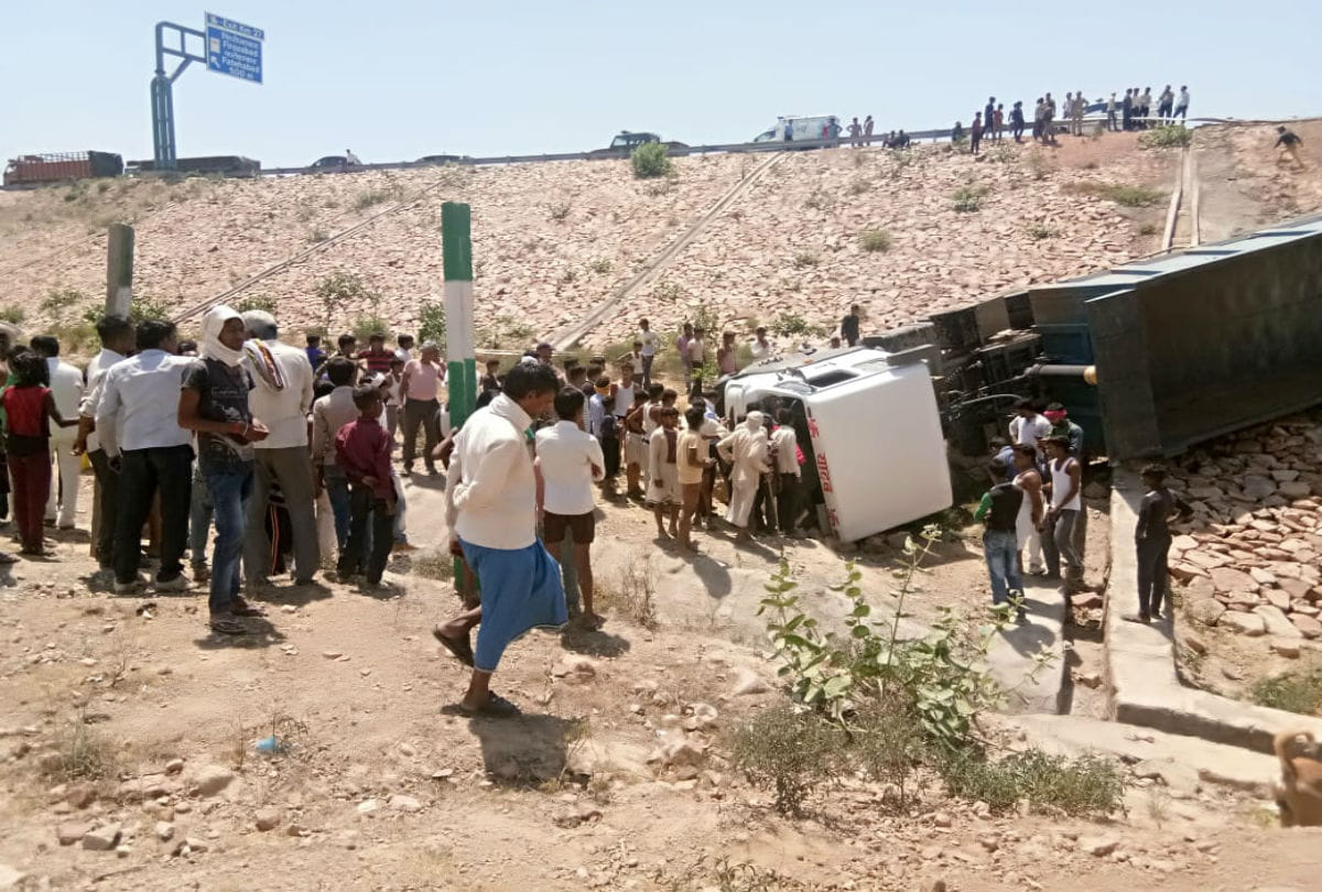 truck fall down from Agra Lucknow Expressway